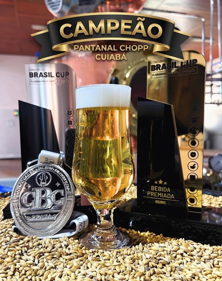 Pantanal Chopp Cuiabá, campeão no concurso Brasil Cup, com taça de chopp e troféus