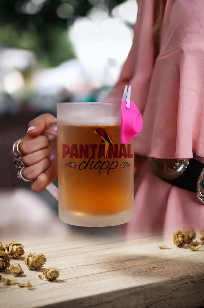 Mulher segurando caneca de chopp Pantanal Chopp em uma festa